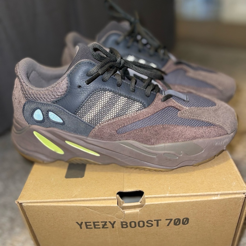 Adidas Yeezy Boost 700